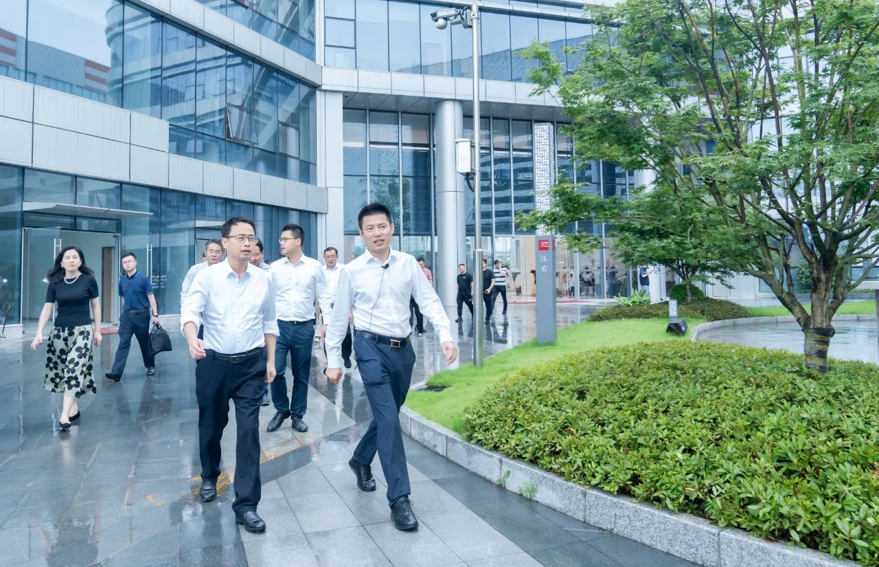 快訊 | 宜春市市長(zhǎng)譚贛明一行赴恒昌醫(yī)藥集團(tuán)參觀考察